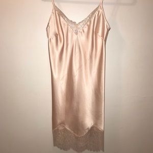 VICTORIAS SECRET BLUSH SATIN SLIP SIZE S